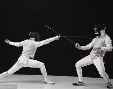 击剑热身赛上演强强对话，燕赵霹雳队逆转岭东天虎队，团队配合流畅；逆风翻盘的范本