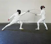 击剑热身赛上演强强对话，燕赵霹雳队逆转岭东天虎队，团队配合流畅；逆风翻盘的范本